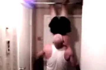 Kako pokucati na vrata služeći se cijelim tijelom