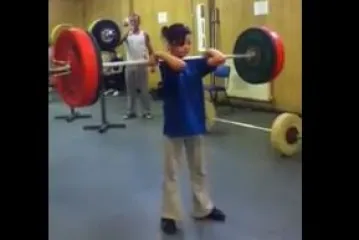 Krhka djevojčica podiže 30 kilograma