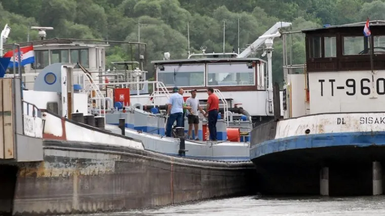 Odsukan riječni tanker kod Slavonskog Broda