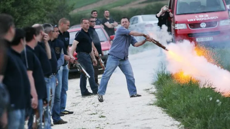 Kuburama čuvao njivu