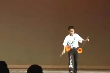 Maleni žongler pokazuje svoje umijeće