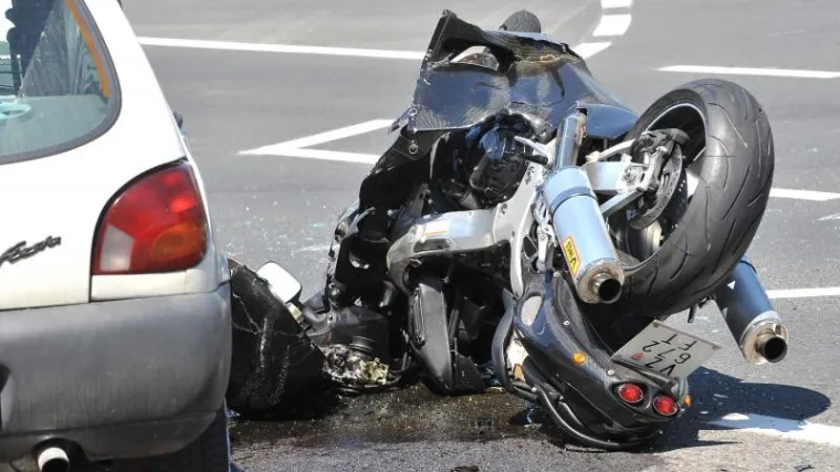 U sudaru Suzukija i Fieste ozlijeđen motociklist