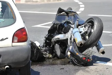 U sudaru Suzukija i Fieste ozlijeđen motociklist