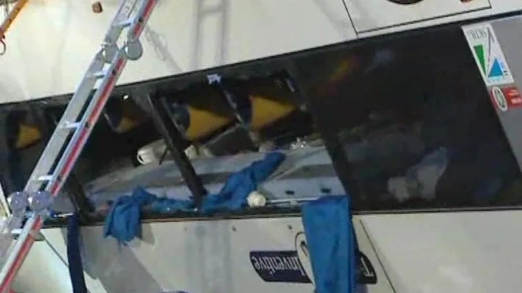 Putnici poginuli u prevrtanju autobusa u rijeku