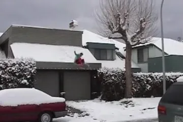 Snowboarder pao s krova