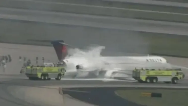 Zrakoplov se zapalio pri slijetanju