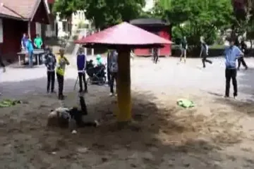 Čudna igračka baca djecu