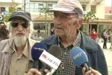 Starac čudnim zvukovima prekida intervju