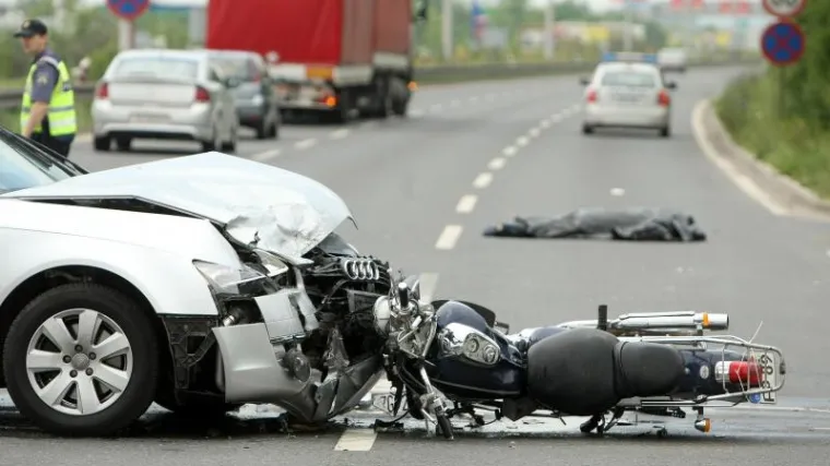 Motociklist poginuo u sudaru s automobilom