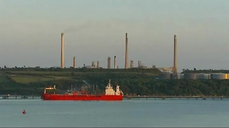 Vatra progutala rafineriju