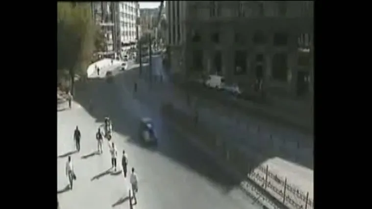 Pijanac vozio policajca na haubi