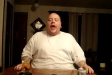 Neka mu netko što prije gurne dudu u usta!