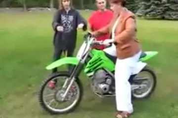 Bakica na motoru ruši sve pred sobom