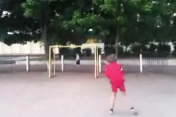 Bakica dobila loptom u glavu