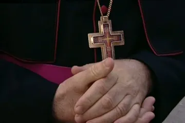 Svećenik bludničio nad djevojkama