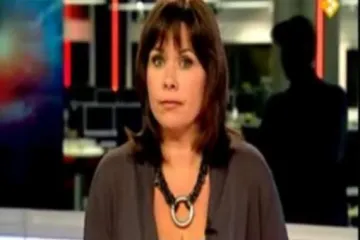 Tko je to iza voditeljice?