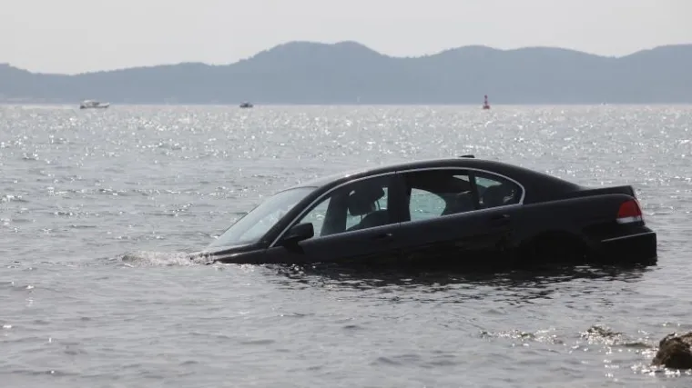 Luksuznim BMW-om sletio u more