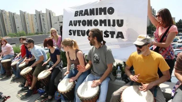 Fakulteti idu u &scaron;trajk