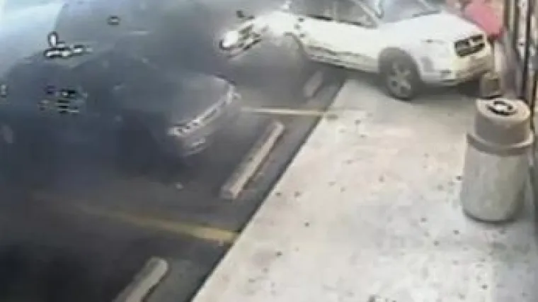 Autom ga odbacila u izlog i pobjegla