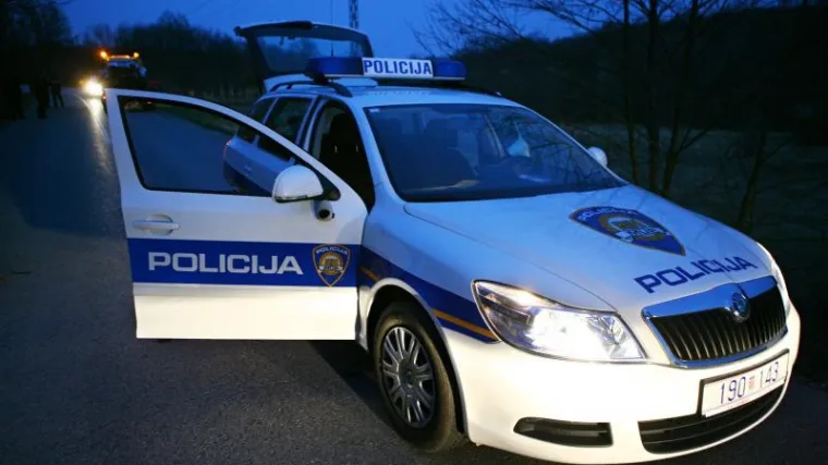Automobilom u betonski zid