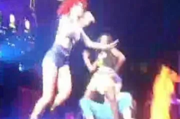 Rihanna se raspala na pozornici