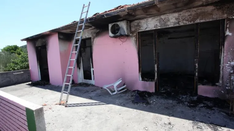 Pijan zapalio očevu kuću