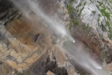 Ogromnom brzinom proletio kroz vodopad