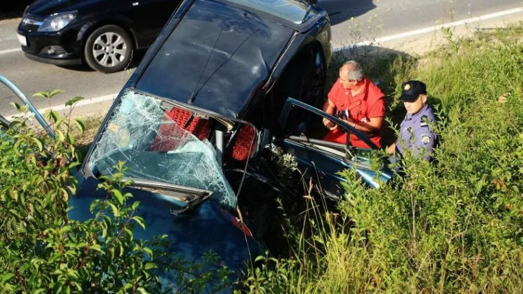 Autobus naletio na automobil