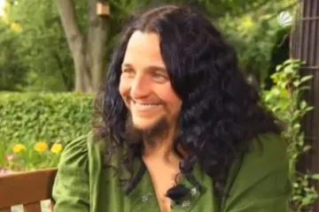 Bradata žena u potrazi za mužem!