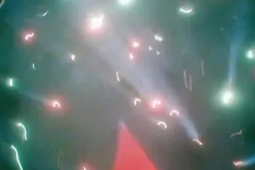 Čudesni vatromet iz perspektive plamteće rakete