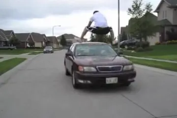 Uspio preskočiti jureći auto