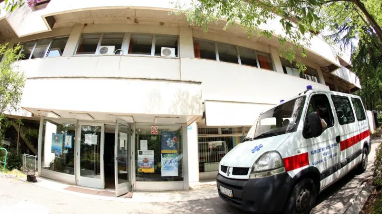 FOTO: Djevojčica ostavljena u pregrijanom autu u komi