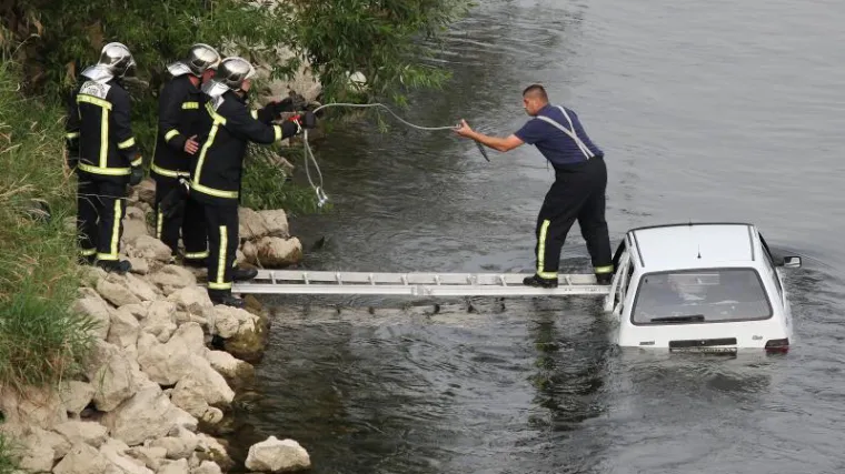Automobil gurnuli u Savu
