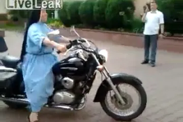 Časna na Harleyju ruši sve pred sobom