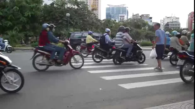 Prelazio prometnu cestu sporo kao puž i preživio!