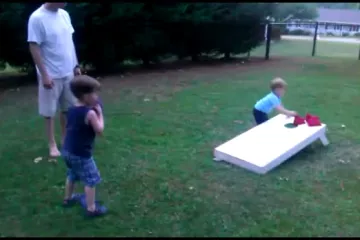 Dječak je brzo shvatio cilj igre