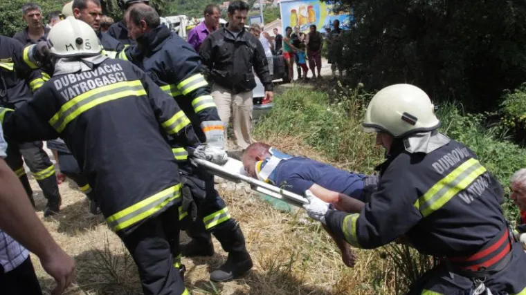 Autom odbacio prolaznike u provaliju