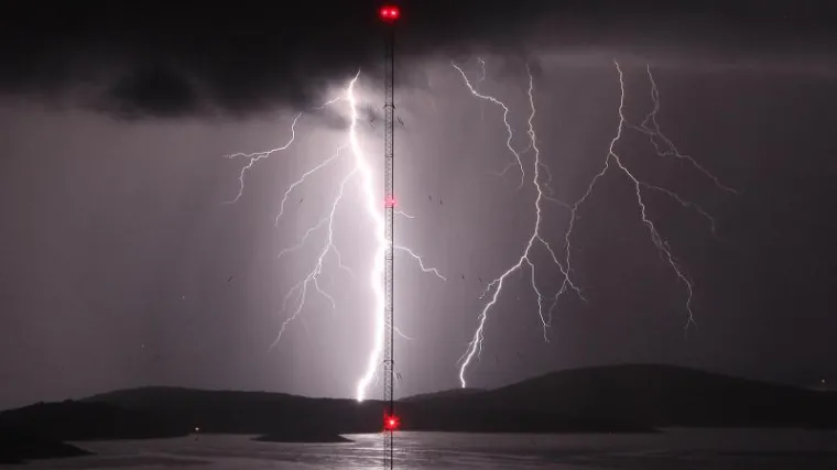 Munje parale nebo iznad Hvara