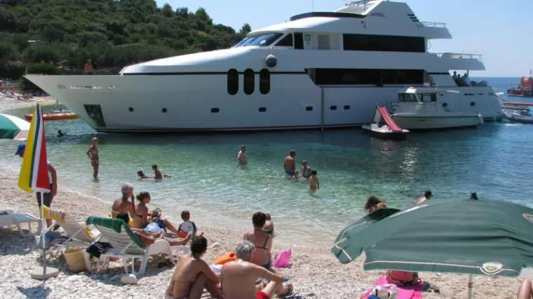 Kapetan zaspao, pa nasukao jahtu na Hvaru