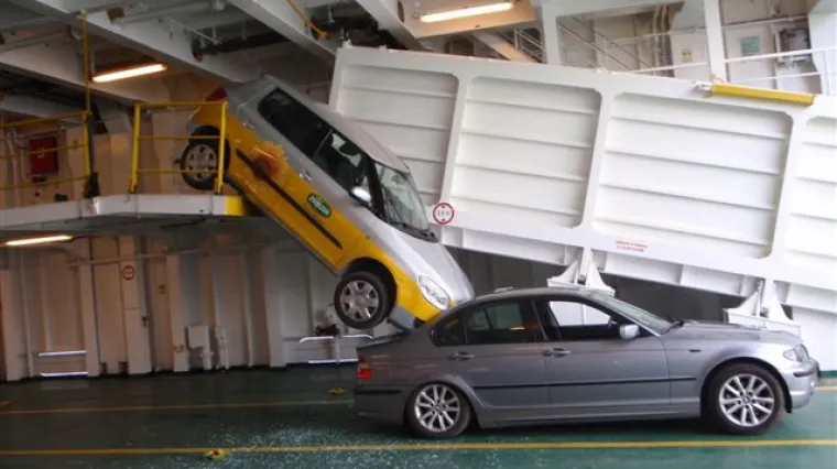 Bizaran sudar dvaju automobila na trajektu