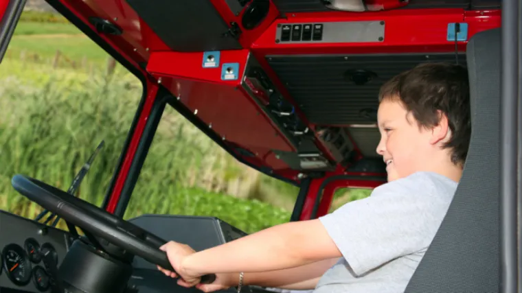 Oprez, dijete vozi kamion!