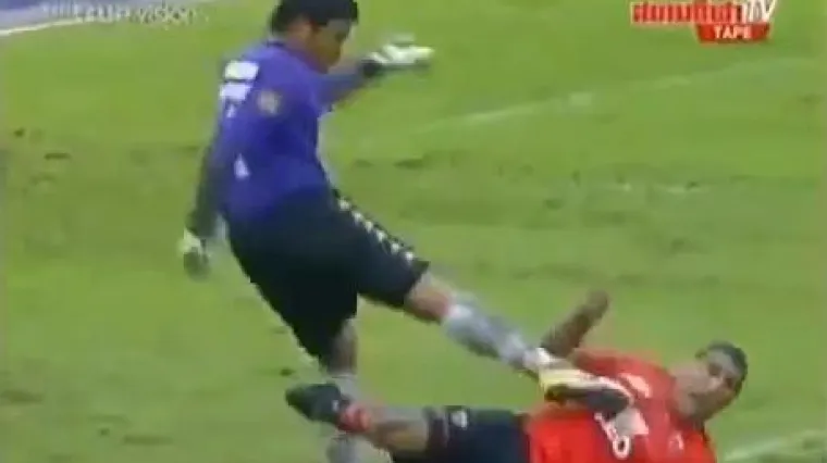 Je li ovo tajlandski boks ili nogomet?