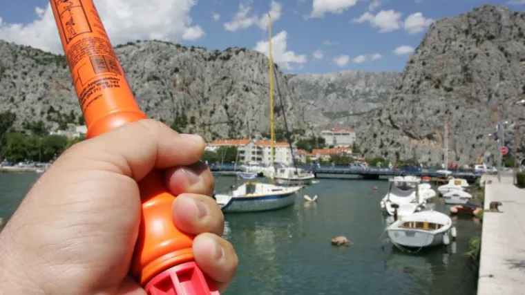 Djevojčicu pogodila signalna raketa