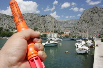 Djevojčicu pogodila signalna raketa