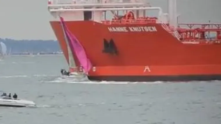 Jedrilica svom snagom udarila u tanker