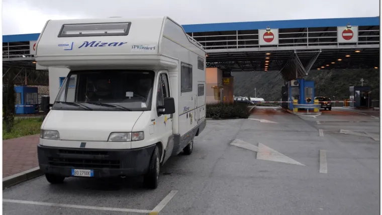 Perverznjak u kamp-kućici