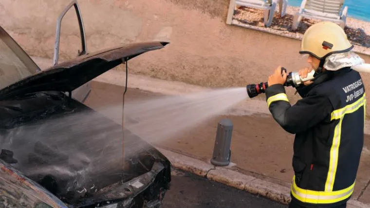 Usred vožnje izgorio automobil