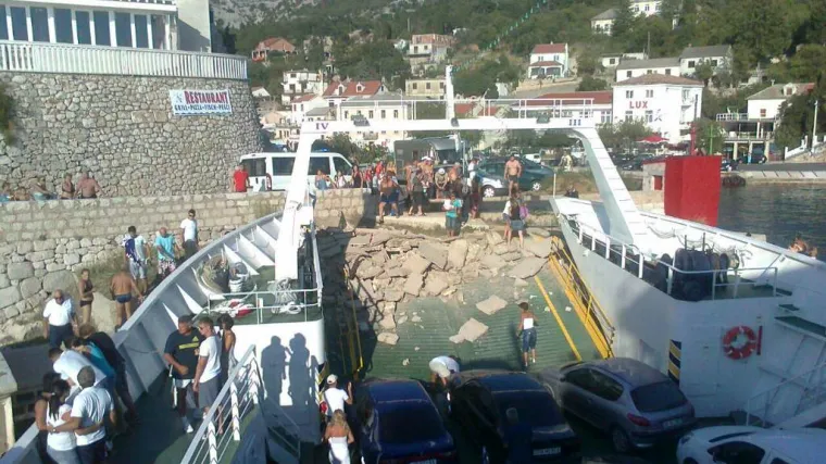 Kupači opet na plaži, trajekt odsukan