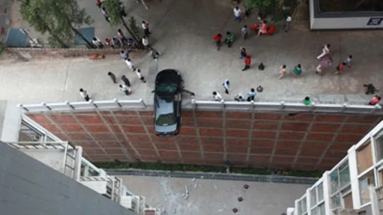 Kineski par visio na rubu zgrade u automobilu