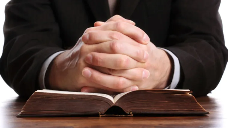 Svećenik silovao žene iza crkve